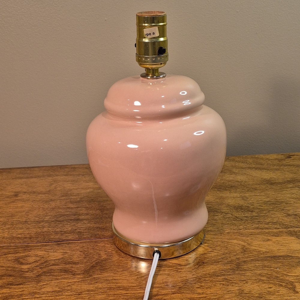 VINTAGE 80s Peach Ginger Jar Style Ceramic Table Lamp with Gold Tone Bottom Base - Picture 3 of 16